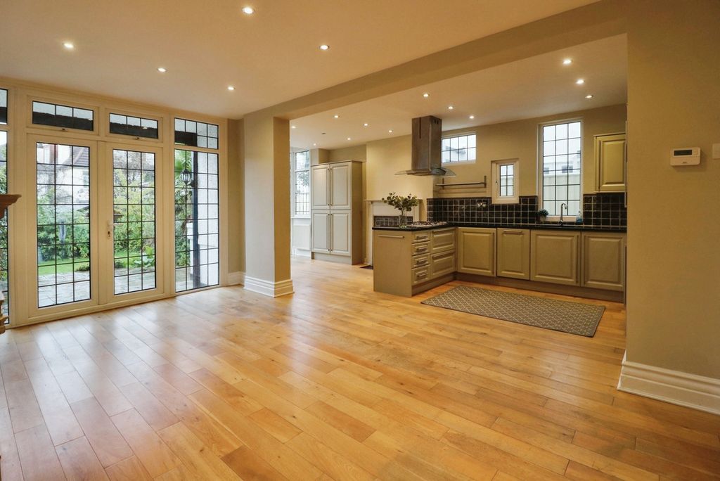 Property photo 3 of 33