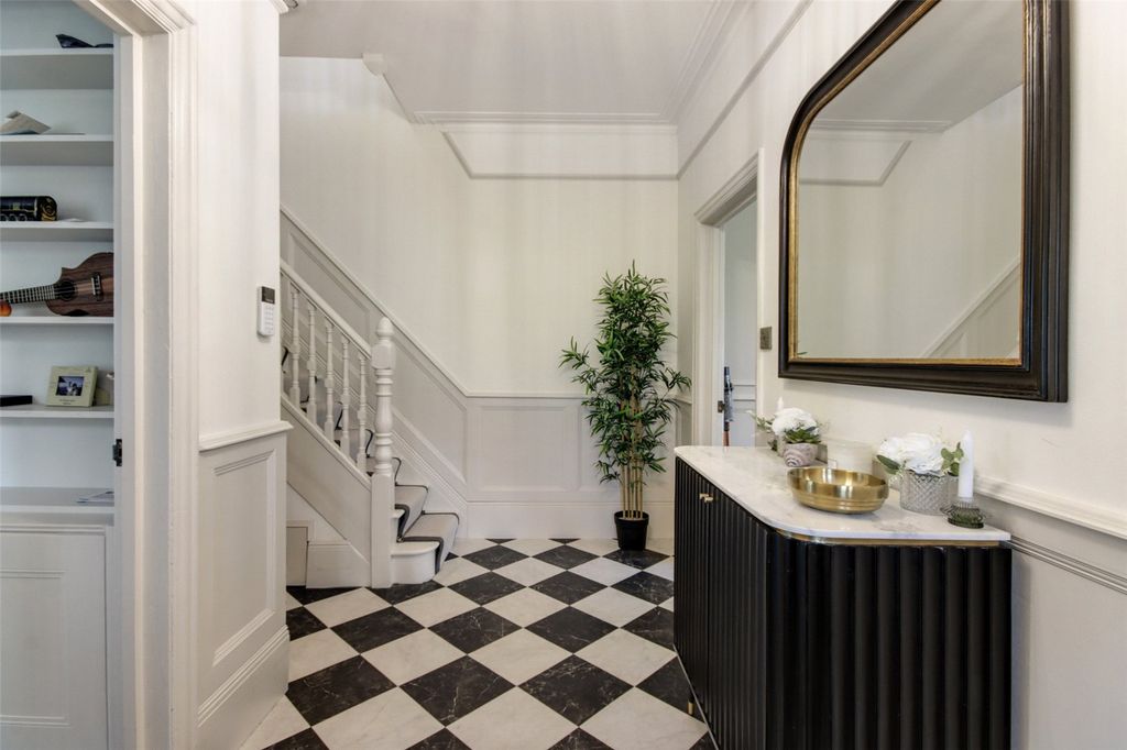 Property photo 3 of 18 Entrance Hall