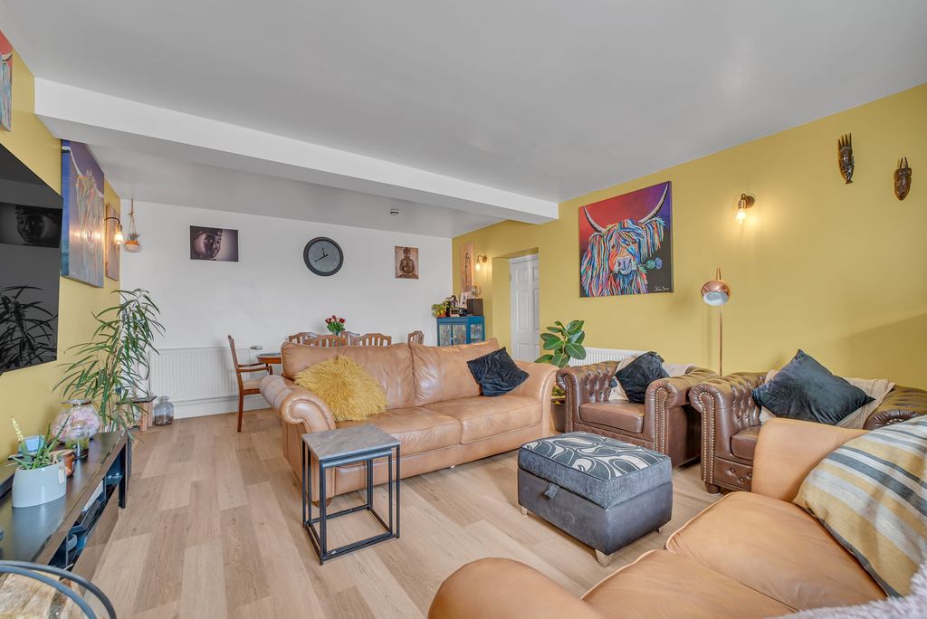 Property photo 2 of 28