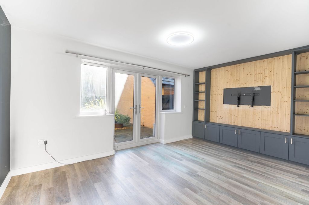 Property photo 3 of 21