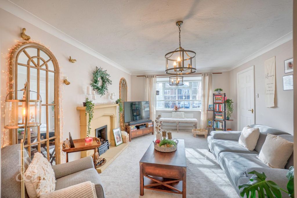 Property photo 3 of 27 46 Orchard Way (19).Jpg