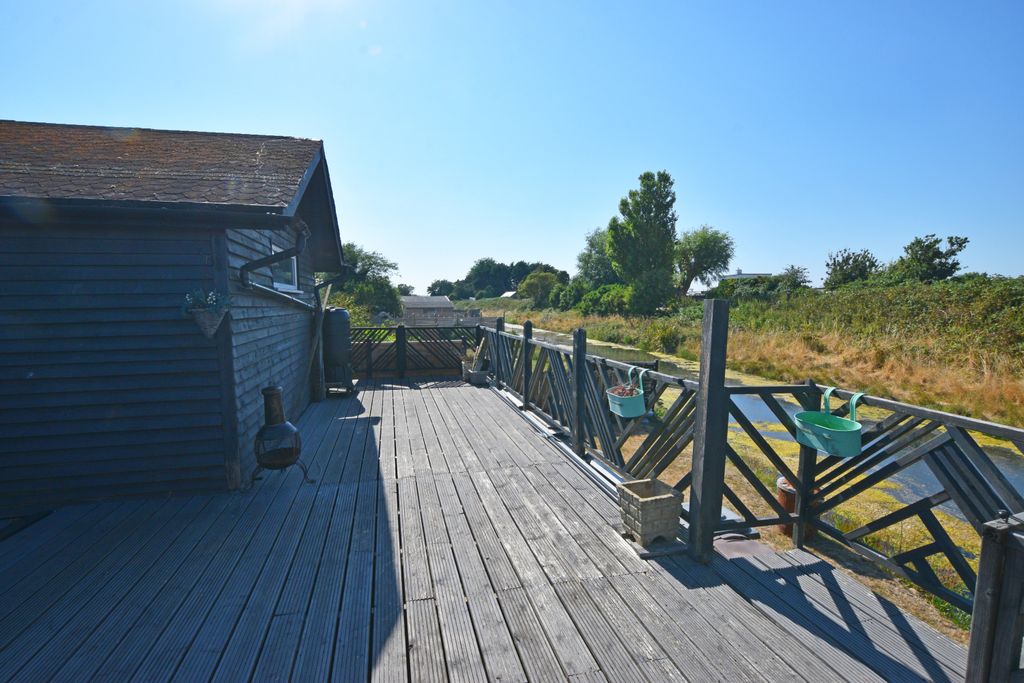 Property photo 2 of 20 Decking