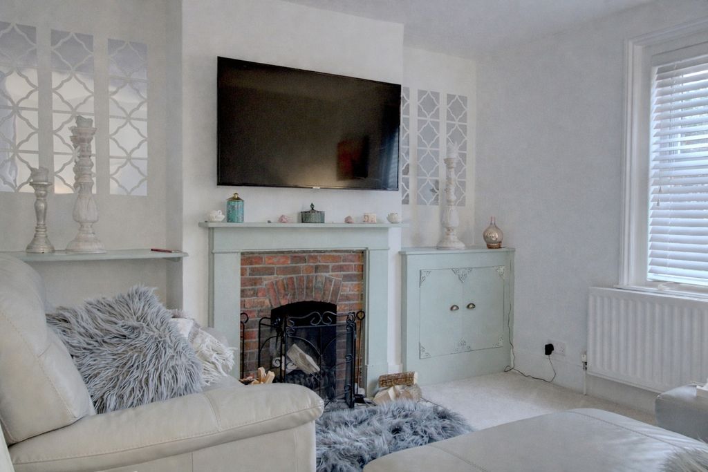 Property photo 1 of 14 Living Room