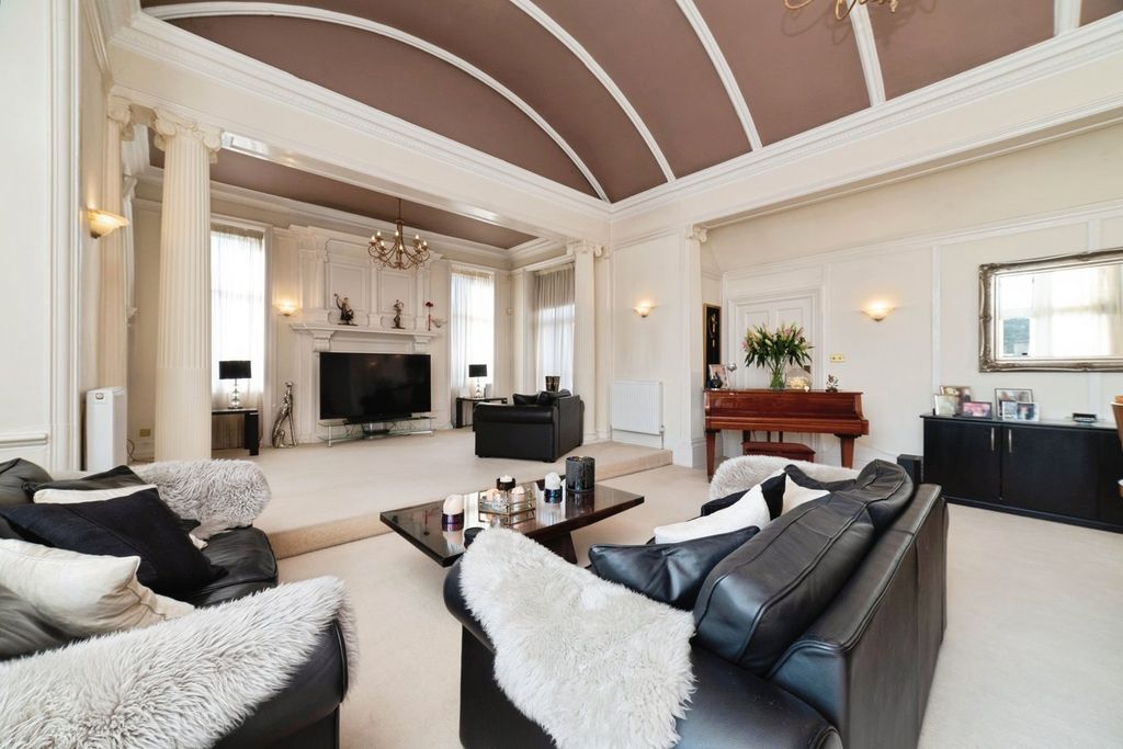 Property photo 2 of 20