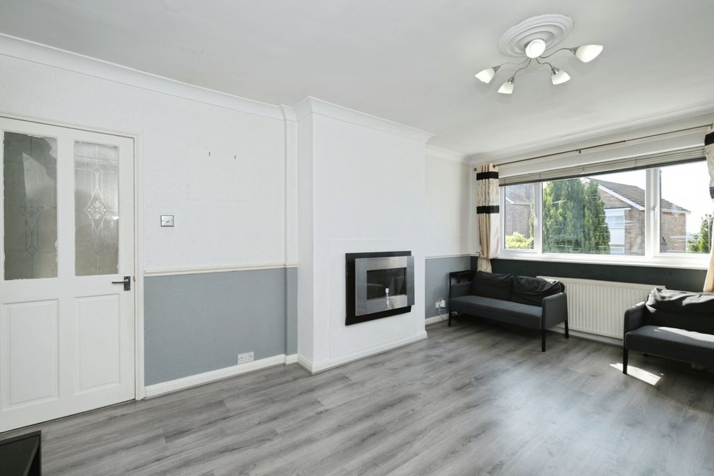 Property photo 3 of 18 Lounge