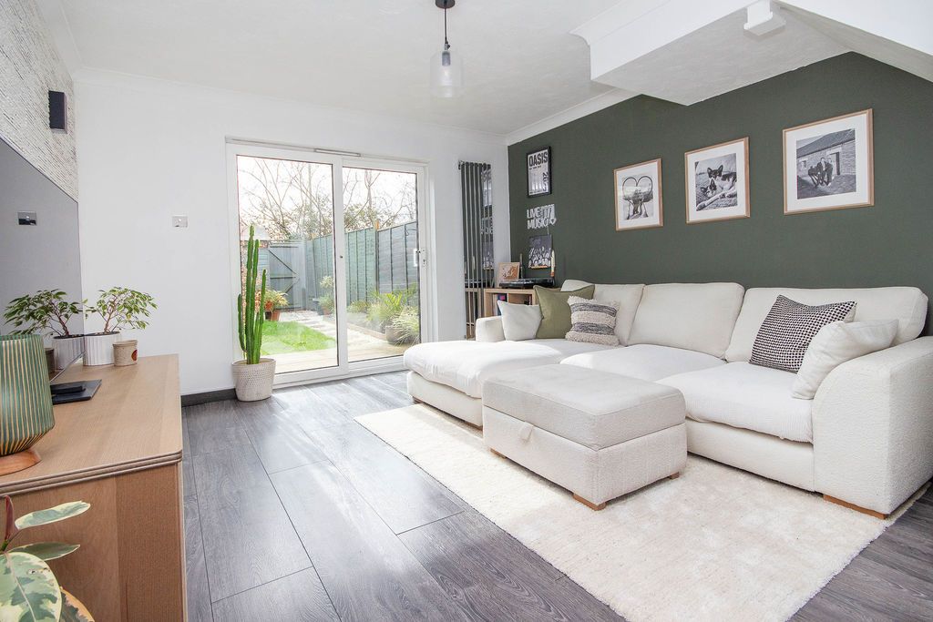 Property photo 2 of 15 Lounge