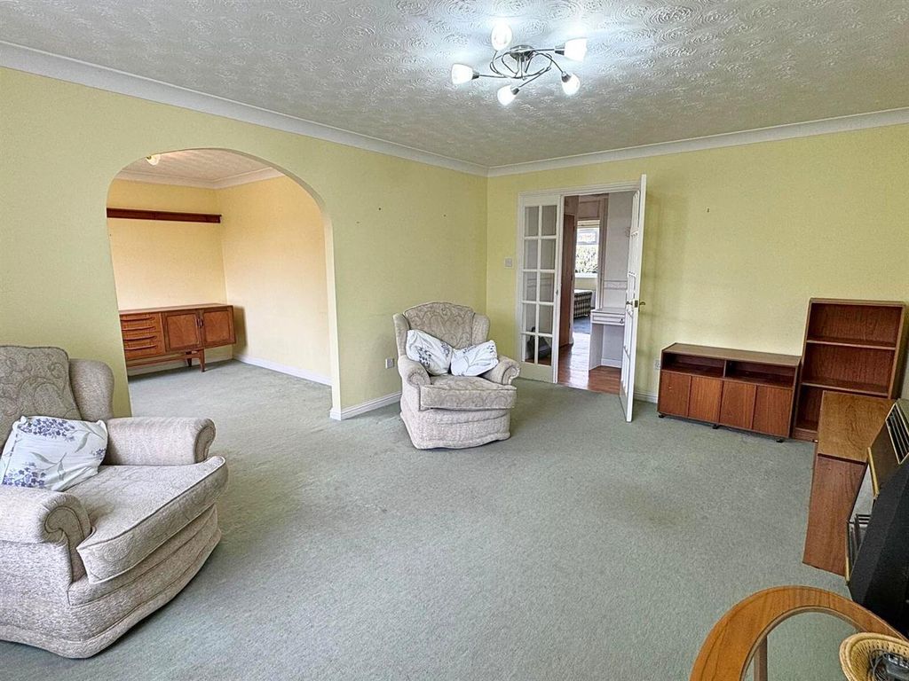 Property photo 2 of 16 Lounge