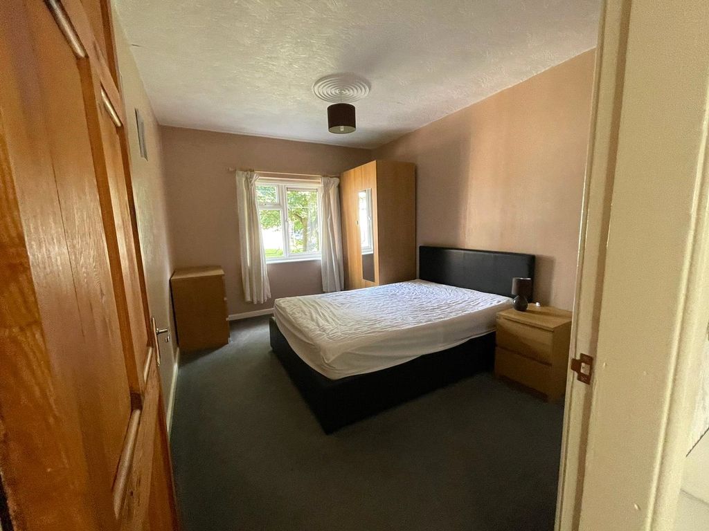 Property photo 2 of 8 Bedroom