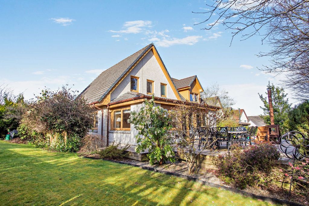 Property photo 2 of 27 18 Redwood Crescent