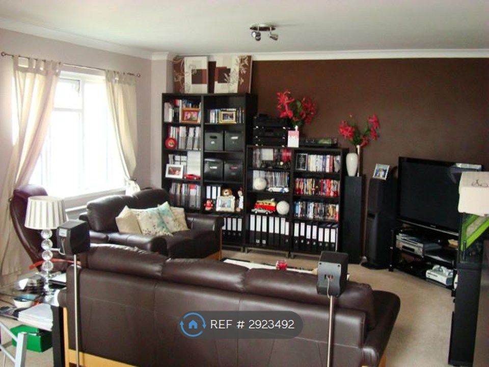 Property photo 3 of 12 Lounge