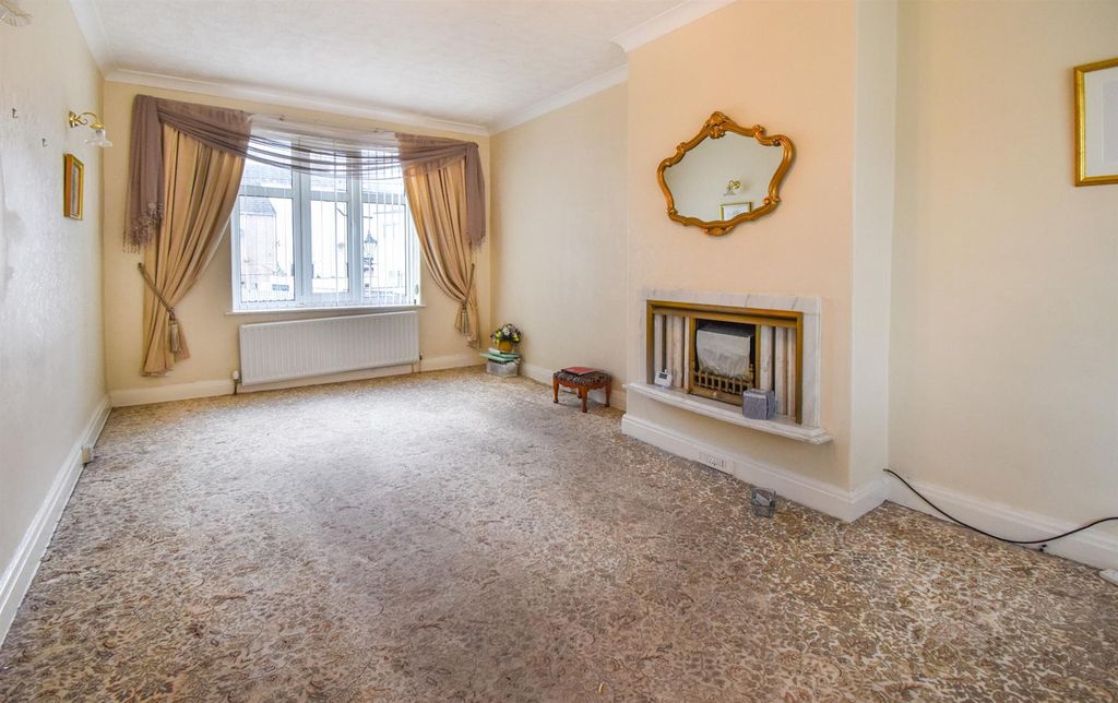 Property photo 2 of 16 Lounge