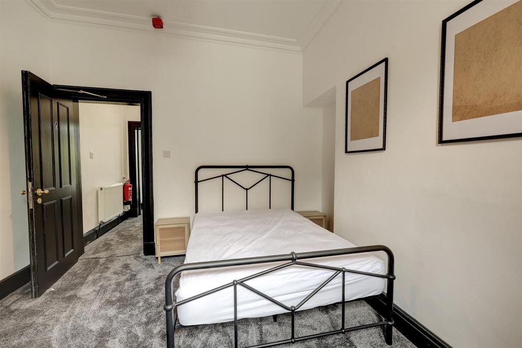 Property photo 1 of 10 Room 2