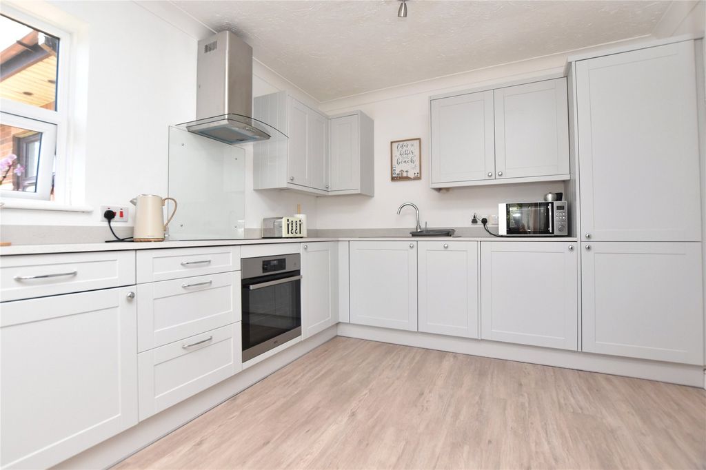 Property photo 3 of 17 Kitchen