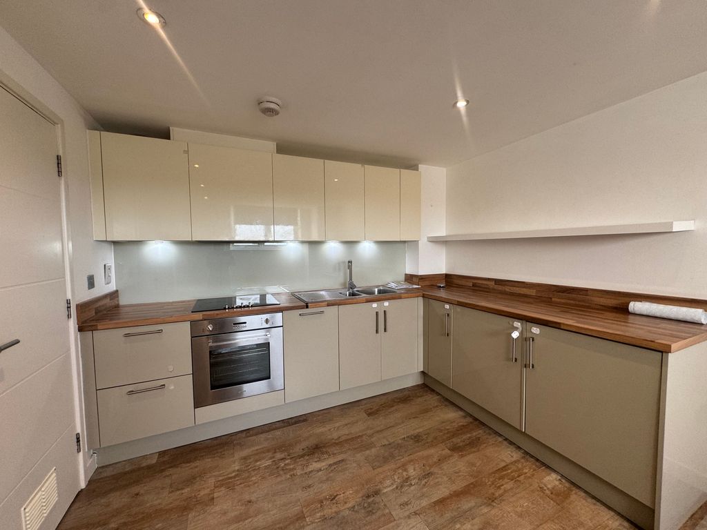 Property photo 3 of 10 Kitchen