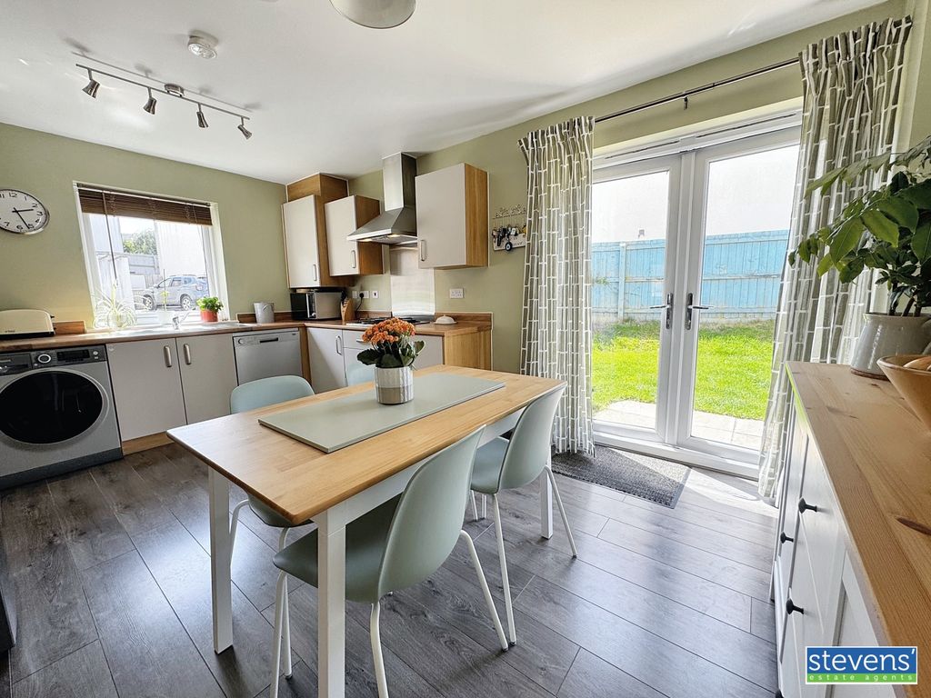 Property photo 3 of 18 Image00012