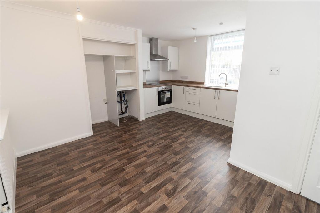 Property photo 3 of 10 Kitchen