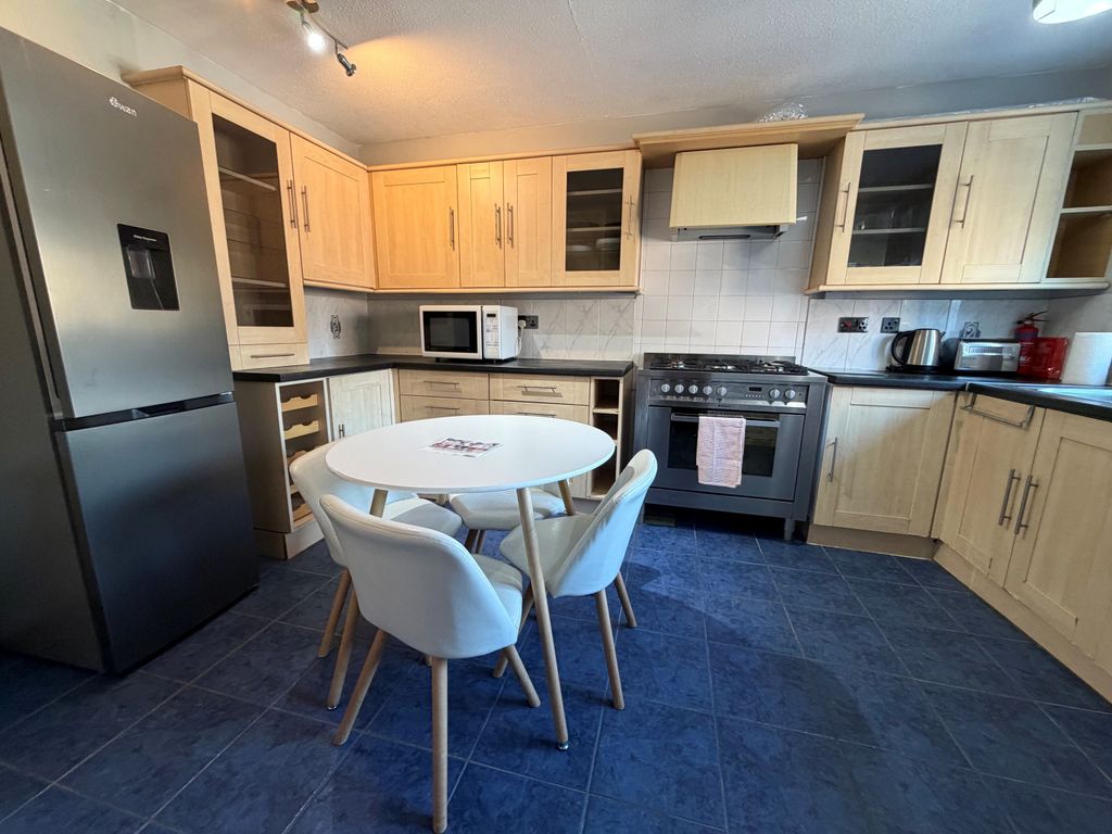 Property photo 2 of 10 Kitchen