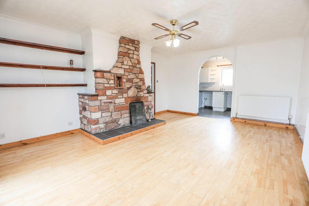 Property photo 3 of 20 Lounge