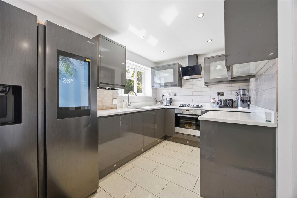 Property photo 3 of 18 Kitchen