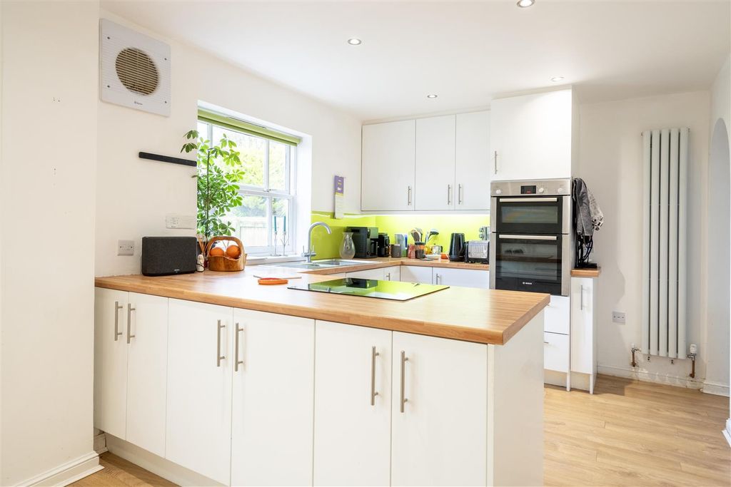 Property photo 3 of 10 Kitchen