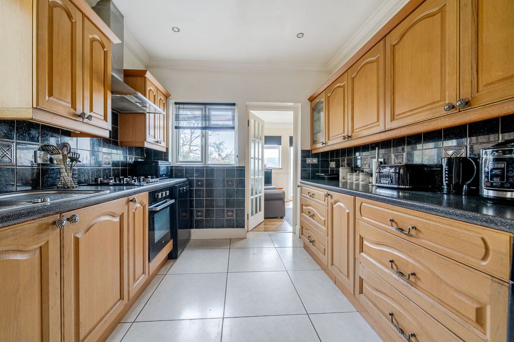 Property photo 2 of 20