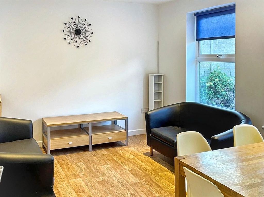 Property photo 3 of 10 9Xmkhslj1Uakcozek7Jtmg (1).Jpg