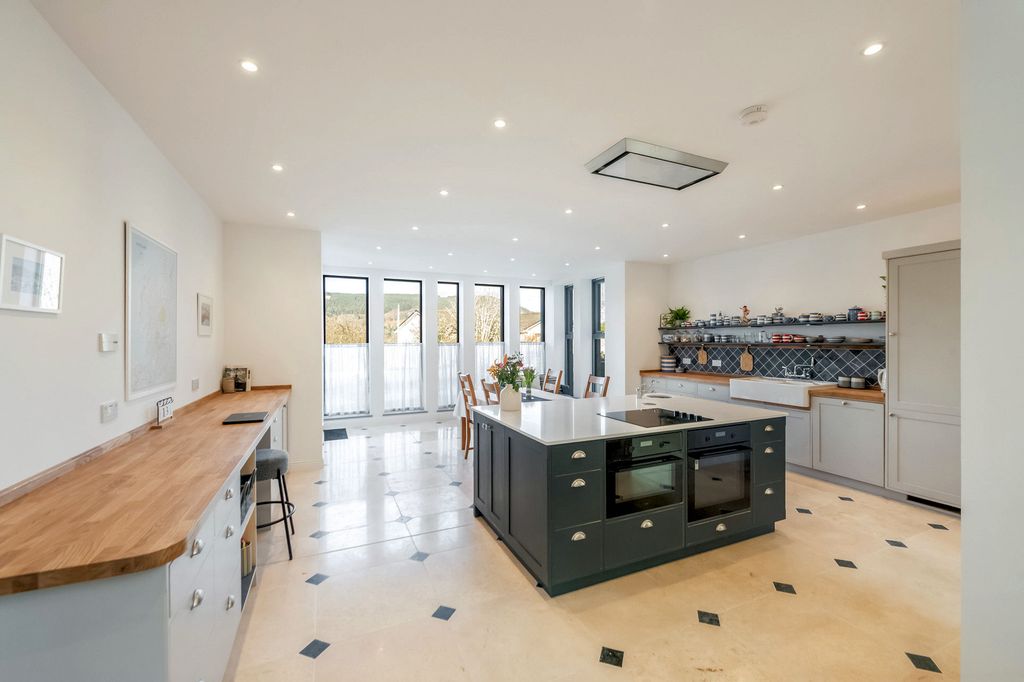 Property photo 3 of 36