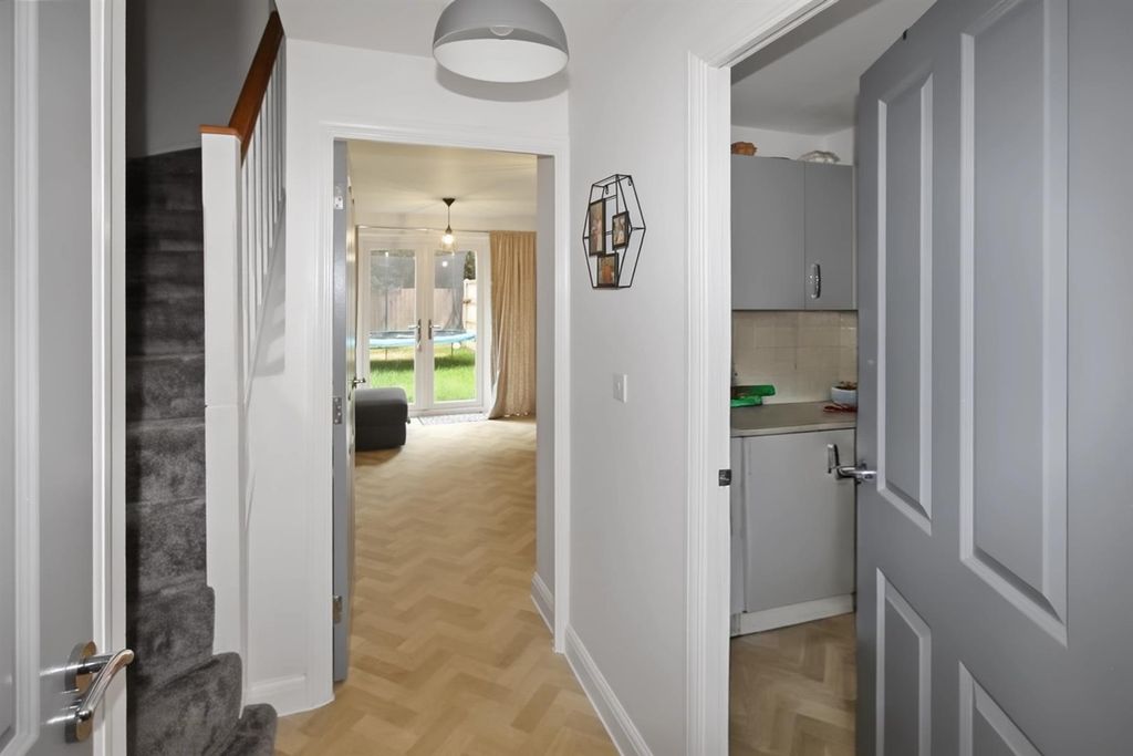 Property photo 2 of 14 Entrance Hall