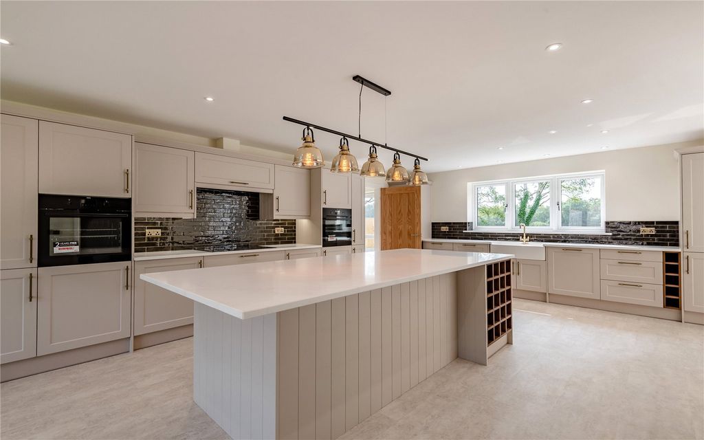 Property photo 2 of 19 Kitchen