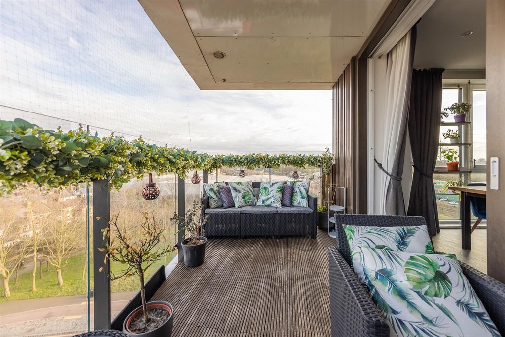 Property photo 3 of 18 Beck Square, E10