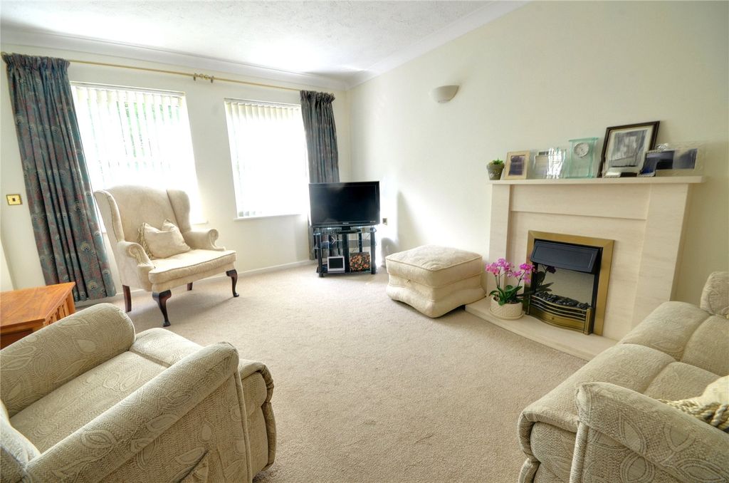 Property photo 2 of 11 Lounge