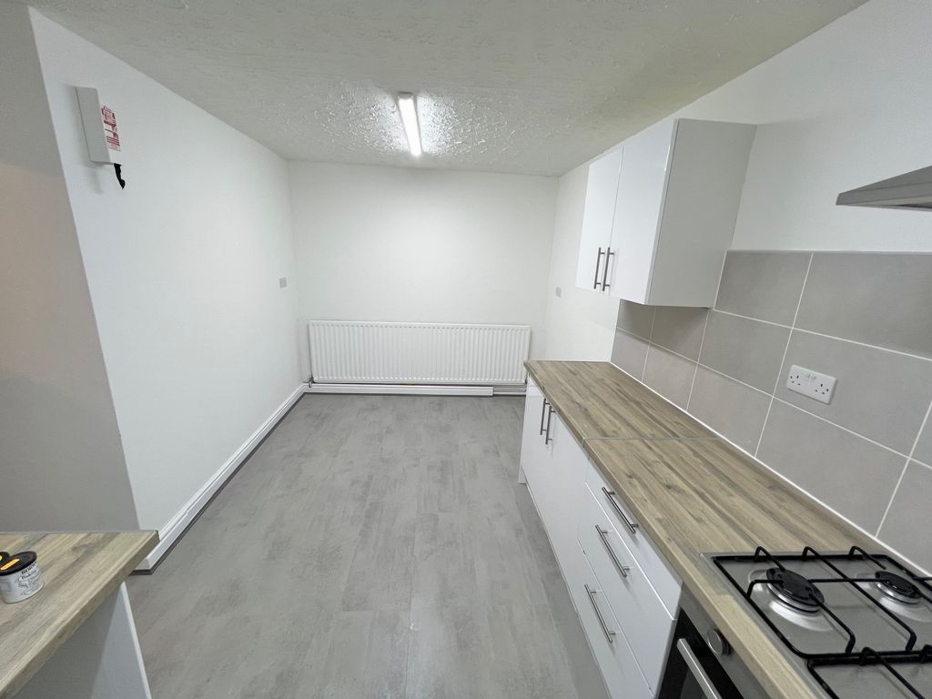 Property photo 3 of 11 Kitchen