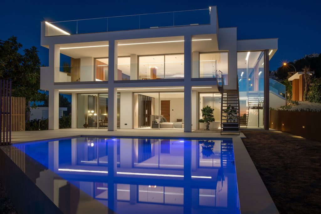 Property photo 1 of 19 Fachada Piscina Noche.Jpg