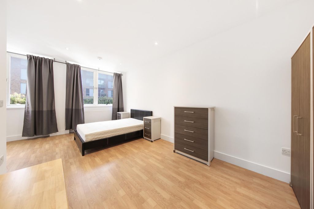 Property photo 3 of 5 Bedroom