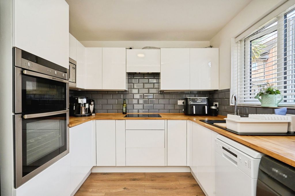 Property photo 2 of 16 Photo