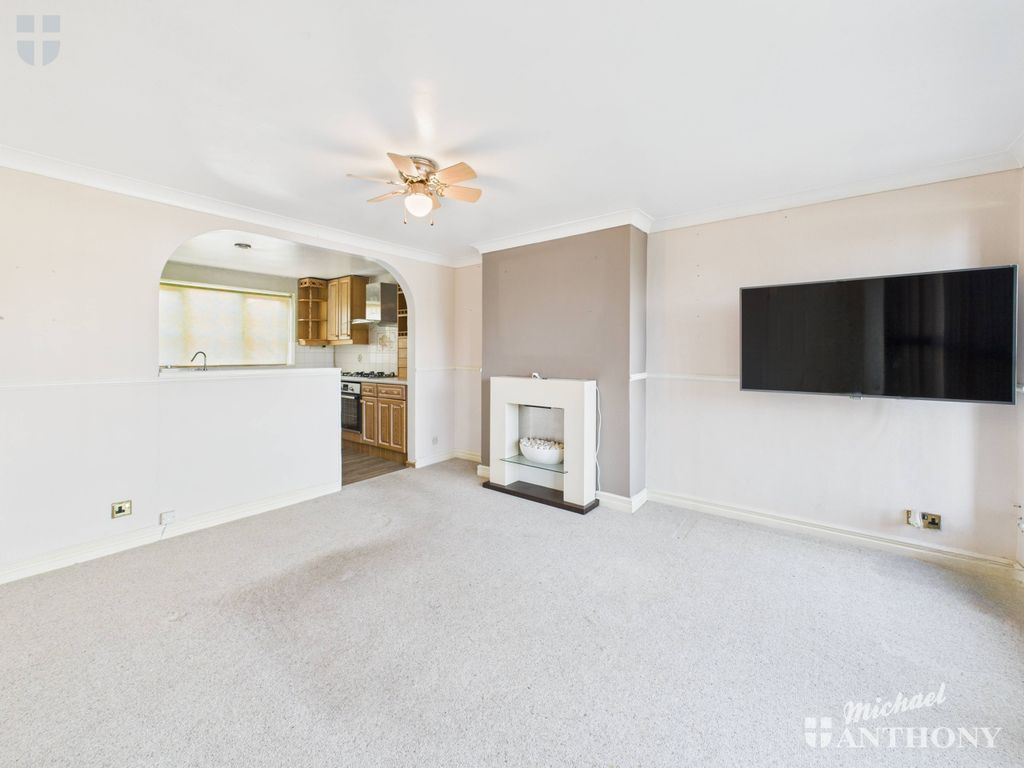 Property photo 3 of 11 Cam03852G0-Pr0512-Still001 (1)