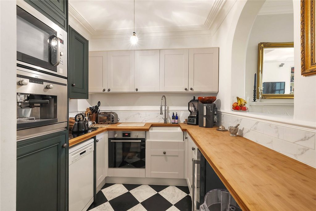 Property photo 3 of 10 Kitchen