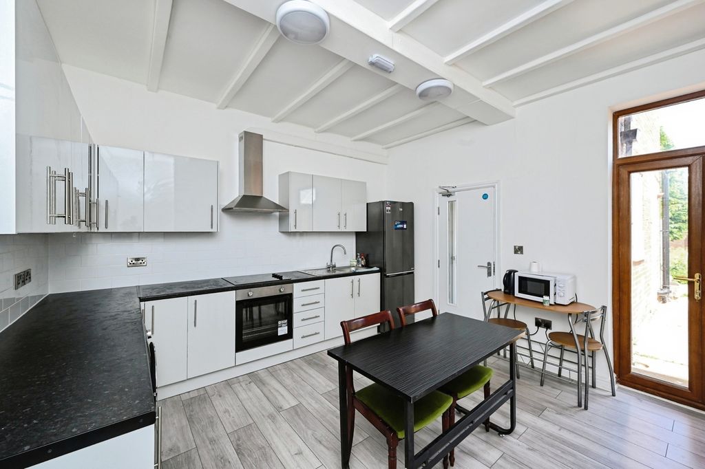 Property photo 3 of 17 Kitchen