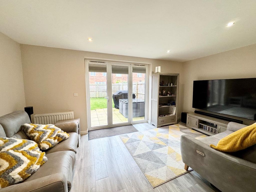 Property photo 2 of 12 Lounge