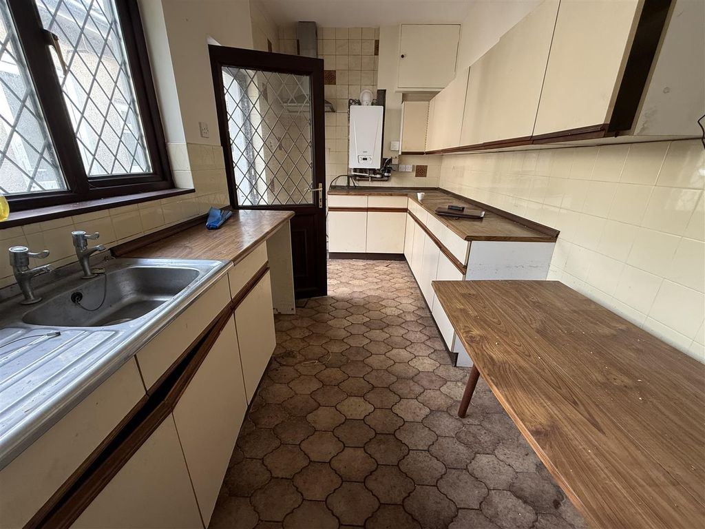 Property photo 3 of 20 Kitchen
