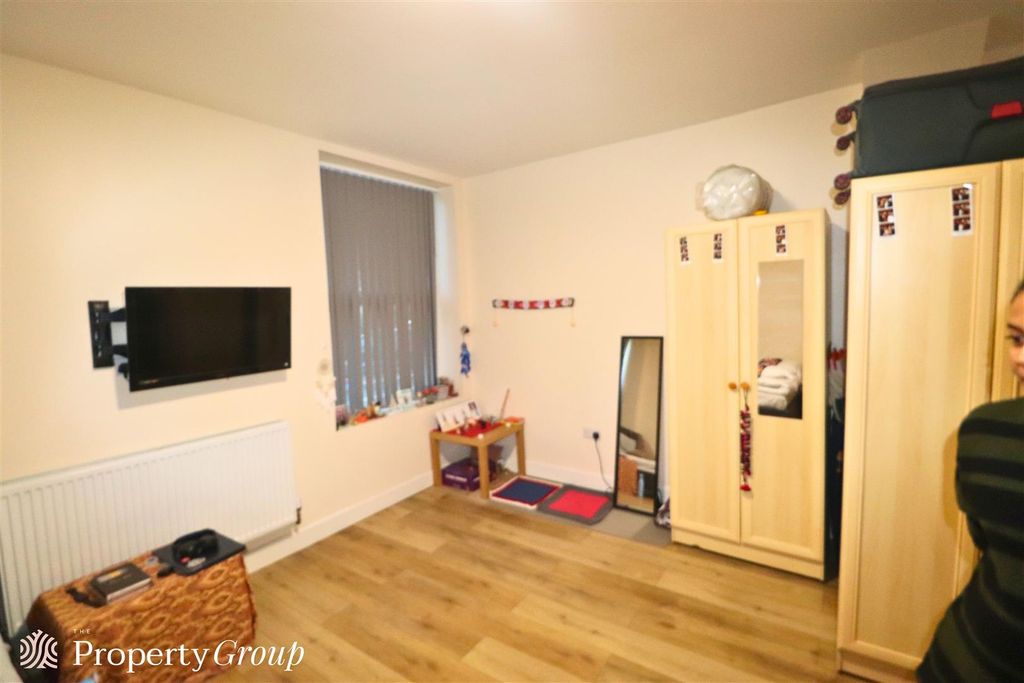 Property photo 1 of 6 23 Stoke Green (1).Jpg