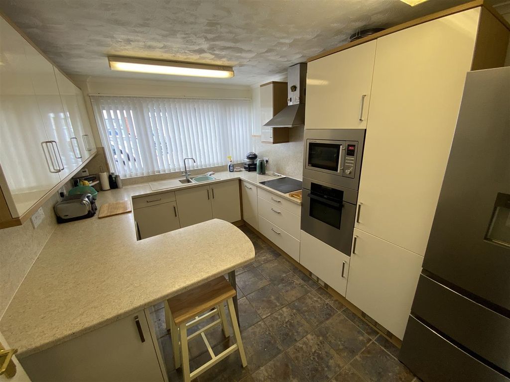 Property photo 3 of 10 Refitted Kitchen