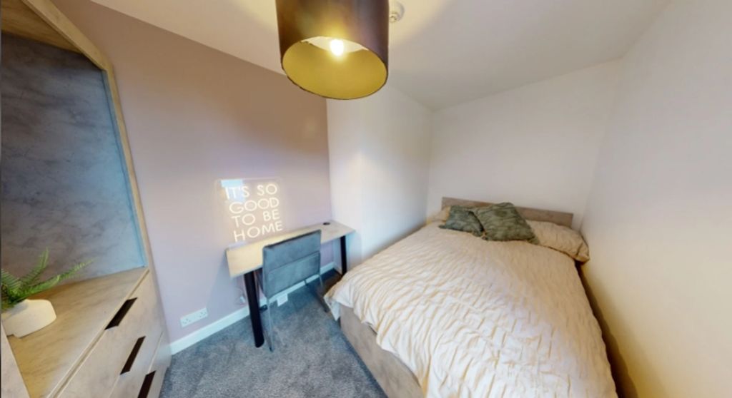 Property photo 3 of 13 A Cozy And Inviting Double Bedroom With Good Light...
