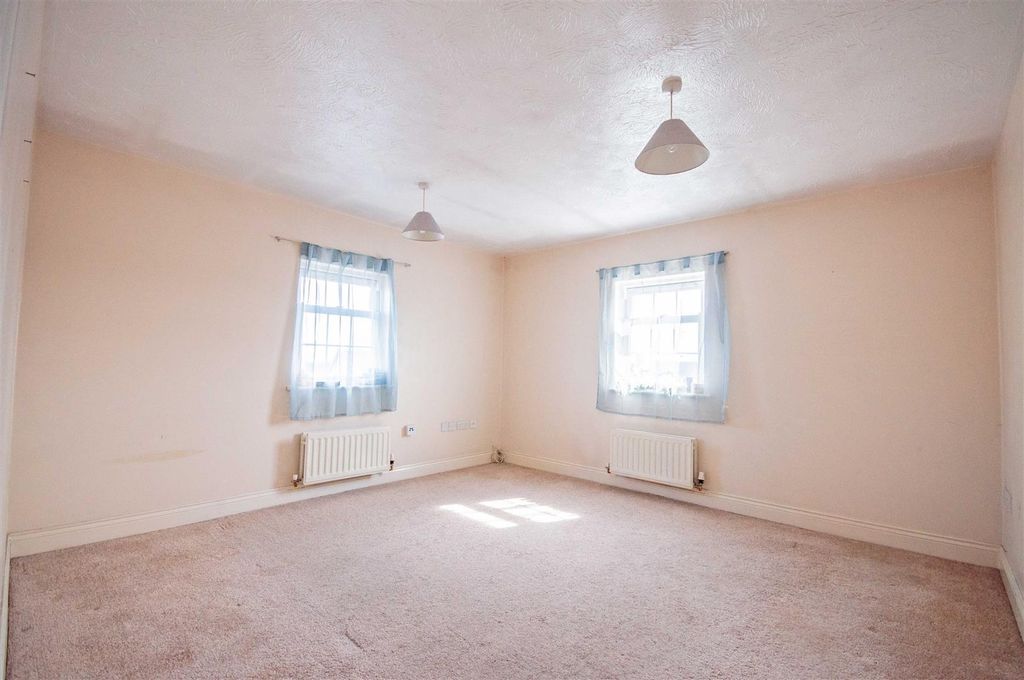 Property photo 2 of 10 L.Jpg