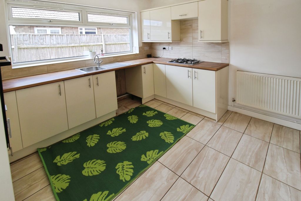 Property photo 3 of 12 Kitchen