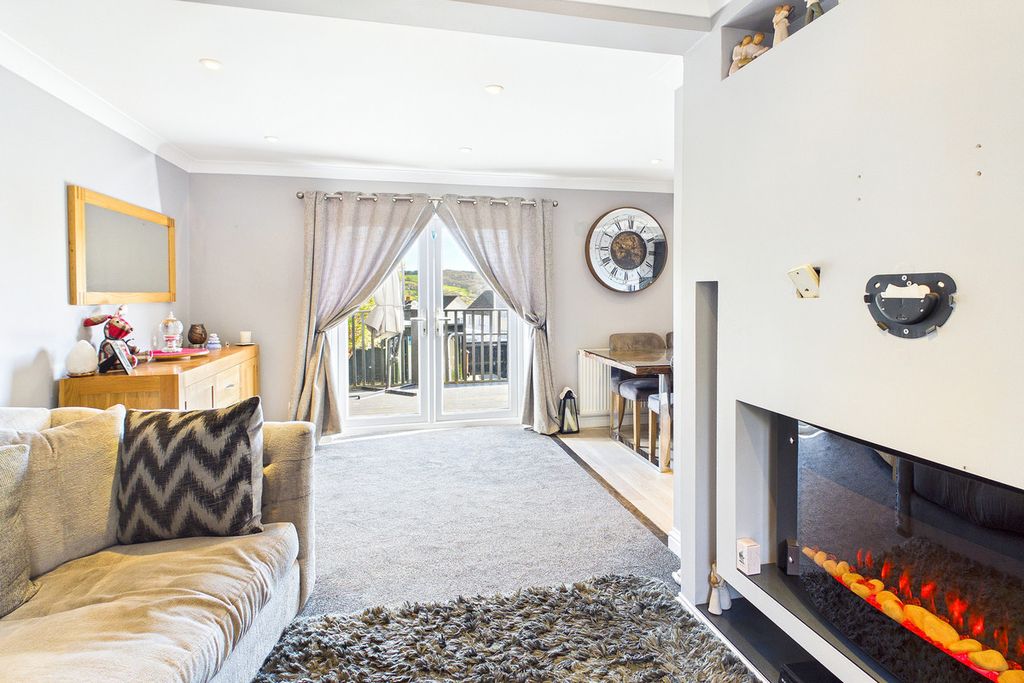 Property photo 3 of 32