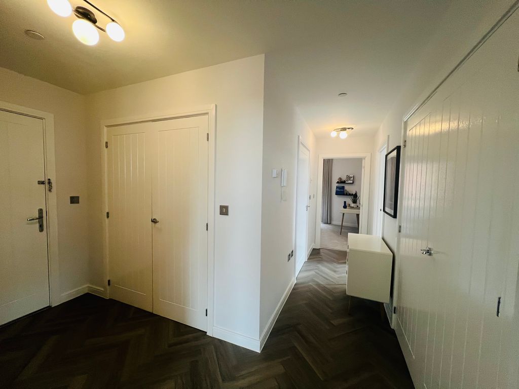 Property photo 3 of 14 Hallway