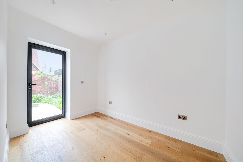 Property photo 3 of 16 1294958-3-68261A6...