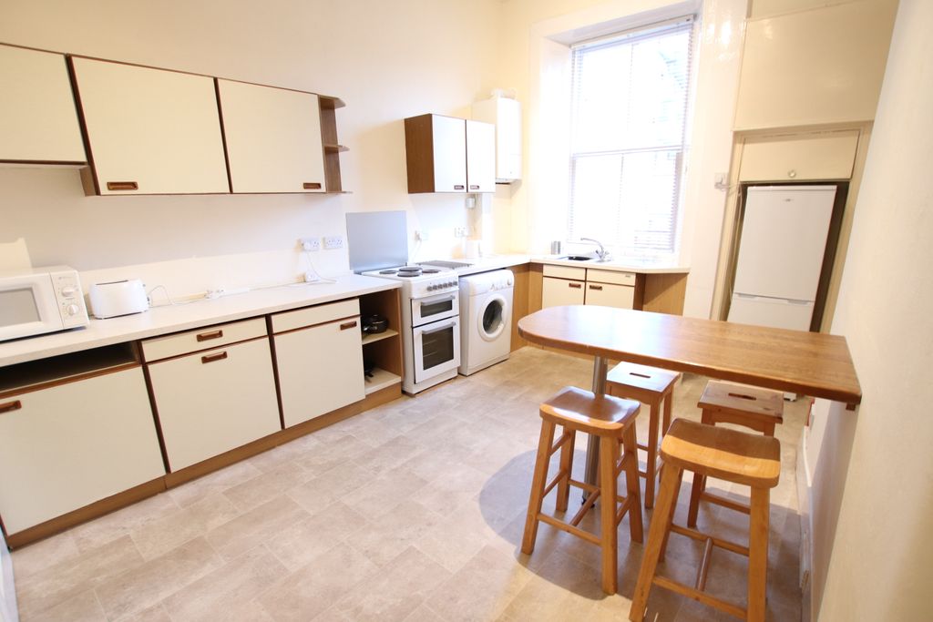 Property photo 3 of 6 Kitchen