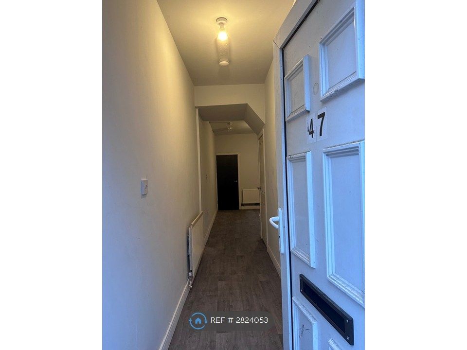 Property photo 3 of 10 Entrance Hall